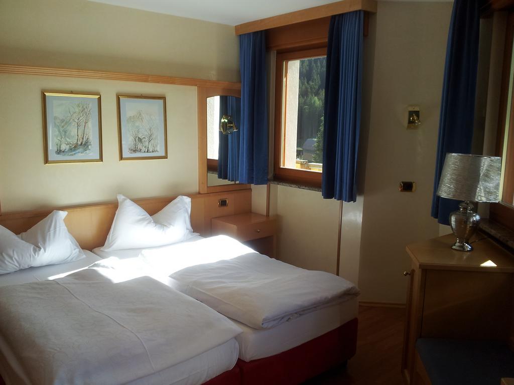 أرابّا Chalet Brigitte B&B الغرفة الصورة